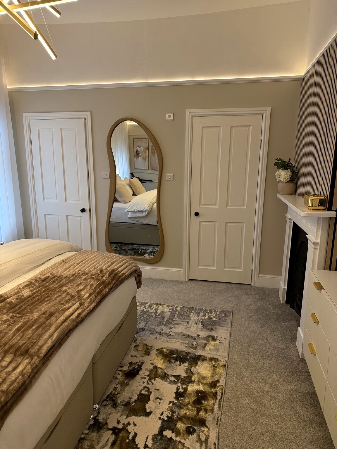Neutral bedroom with decorative wall panelling